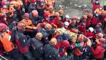 شاهد: فرق الانقاذ التركية تنتشل طفلتين على قيد الحياة من تحت ركام مبنى منهار في إزمير