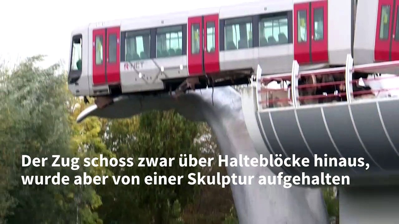 Walfisch-Skulptur bewahrt U-Bahn vor Absturz