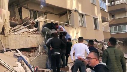 Yıkılan binadaki aileleri Filistinli genç kurtardı: Kendi ailem gibi hissettim