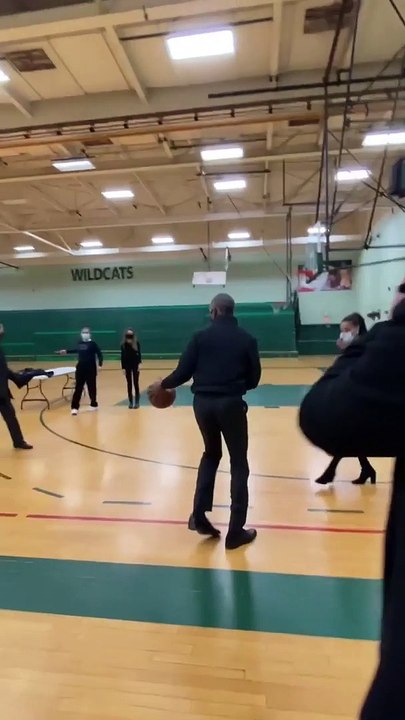 Barack Obama claque un panier à 3 points