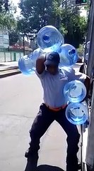 Il réussit à porter 5 bonbonnes d'eau en 1 coup