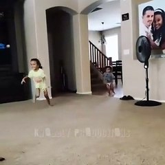 Enfant vs mitrailleuse nerf