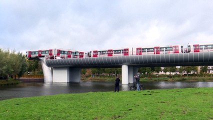 Olanda: un treno della metro appeso a dieci metri dal suolo
