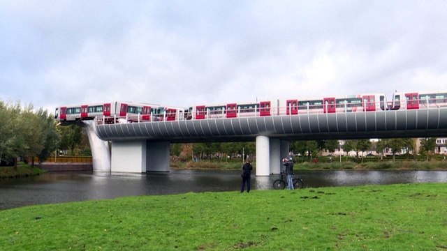 Olanda: un treno della metro appeso a dieci metri dal suolo