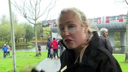 Ολλανδία: Συρμός του μετρό "προσγειώθηκε" πάνω στο... γλυπτό μιας φάλαινας