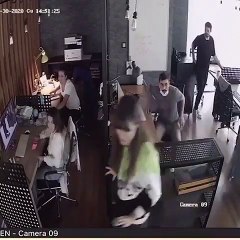 İzmir'de deprem anında yaşanan panik, bir reklam ajansının güvenlik kameralarında