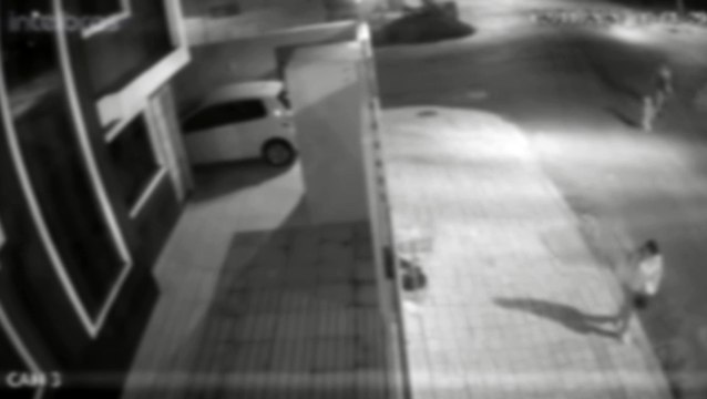 Dia das Bruxas ao contrário? Vídeo mostra doces sendo jogados contra residência