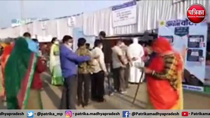 28 सीटों पर वोटिंग जारी हल्की ठंड से बीच मतदान करने पहुंचे लोग