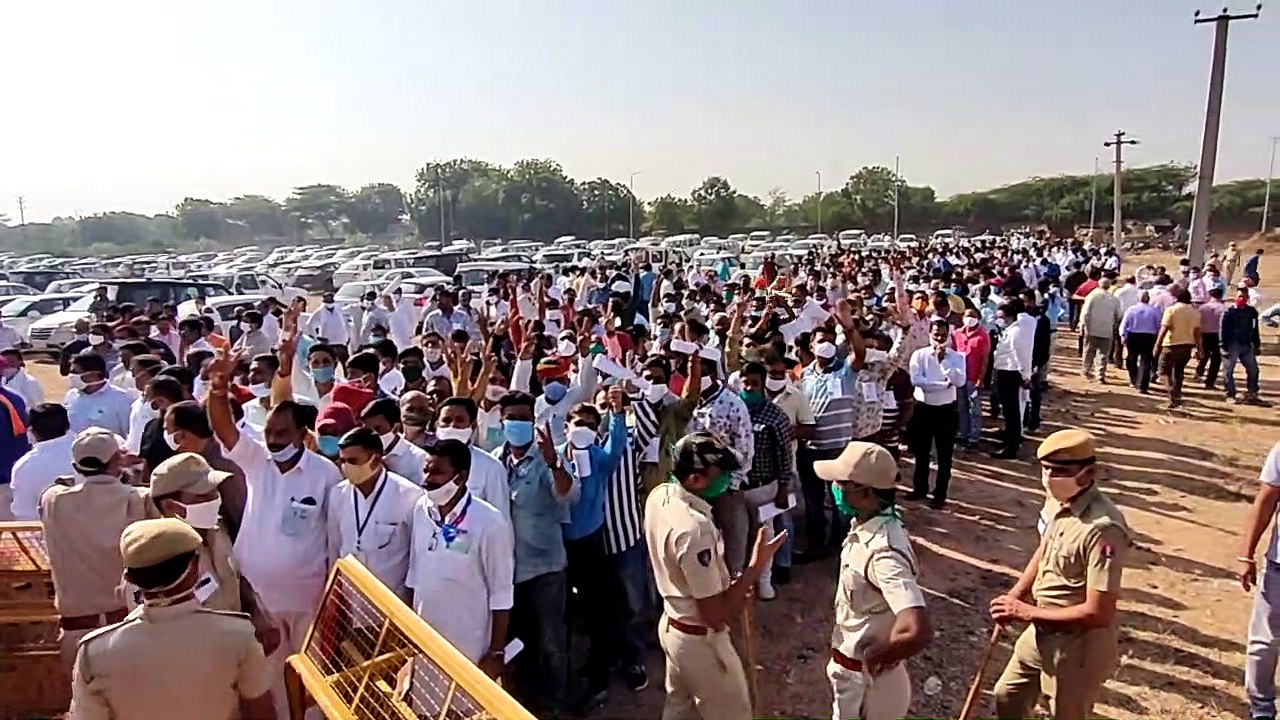 मतगणना स्थल के बाहर लगा जमावड़ा