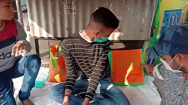 पोलिंग बूथ के बाहर लगाई प्रचार सामग्री,आदर्श आचार संहिता की उड़ाई जा रही धज्जियां