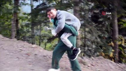 Cefakar anne engelli oğlunu sırtında taşıyor