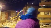 7 kişinin hayatını kaybettiği Barış Sitesi'ndeki bir apartmanın dozerle yıkılış anı