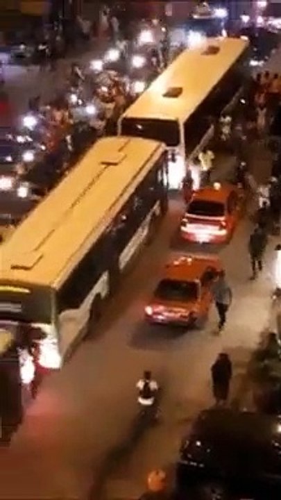 VOICI LA POPULATION CHEZ LE PRESIDENT BÉDIÉ-Les jeunes devant la résidence du Président Bedie pour sécuriser
