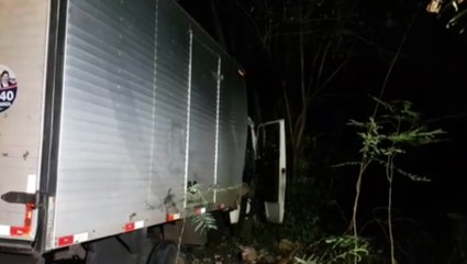 Motorista perde controle, atinge muro e invade terreno com caminhão