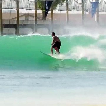 Cet homme emmène son fils surfer