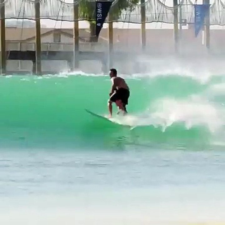 Cet homme emmène son fils surfer