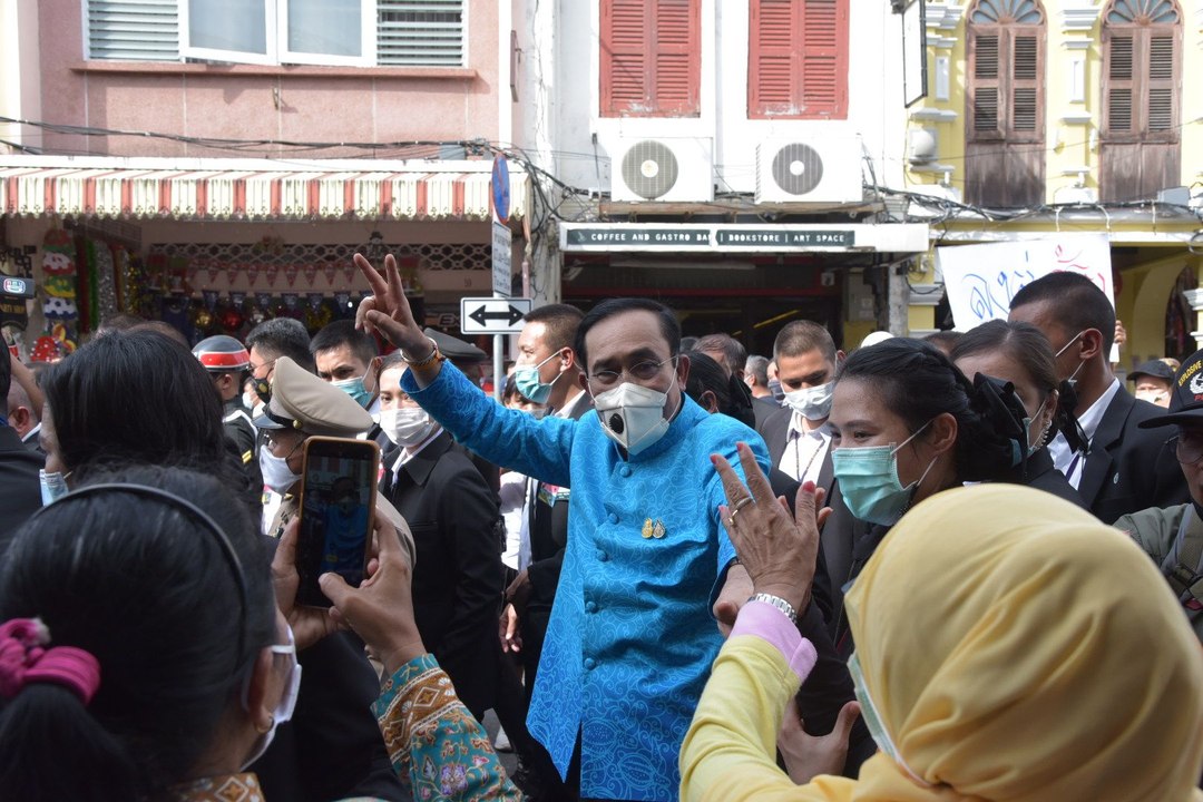 มวลชนภูเก็ต แห่ต้อนรับ ชูป้าย “ลุงตู่สู้ๆ” ประชุม “ครม.สัญจร” | 031163