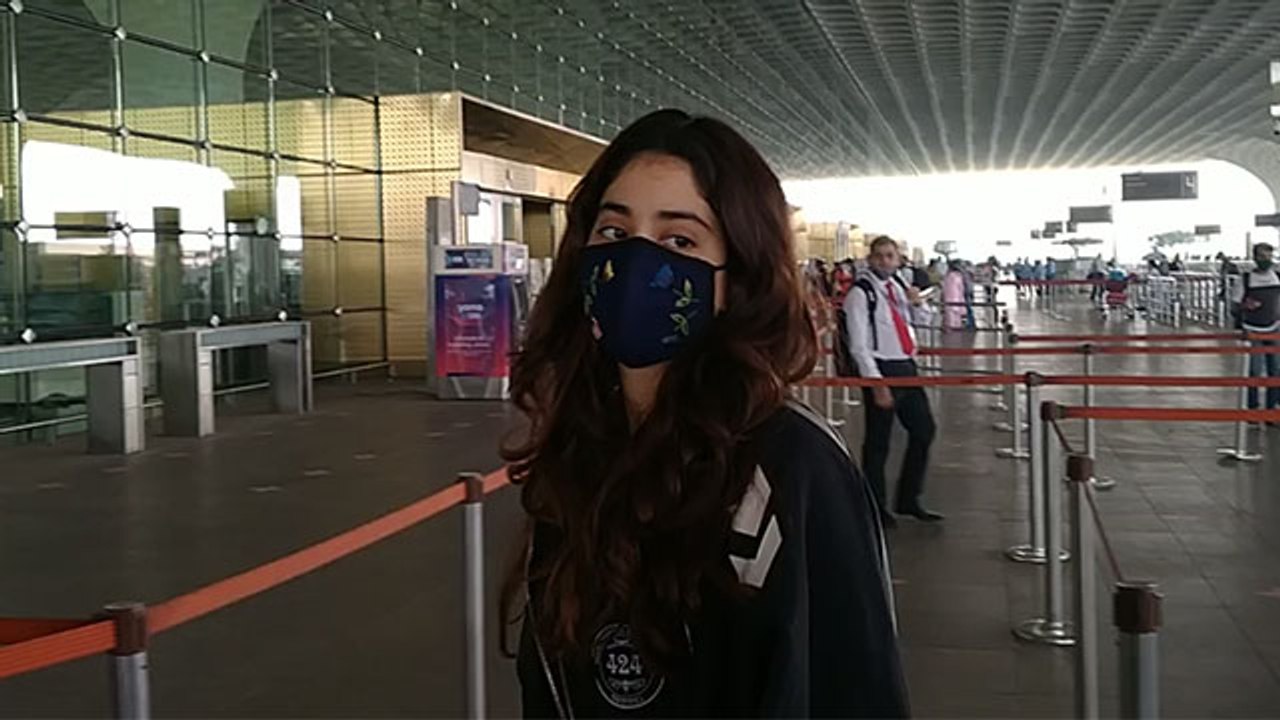 Janhvi Kapoor, Khushi Kapoor & bony Kapoor spotted at airport | FilmiBeat
