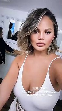 Chrissy Teigen avant le meeting de Joe Biden à Pittsburg, où son mari John Legand a chanté. Le 2 novembre 2020.