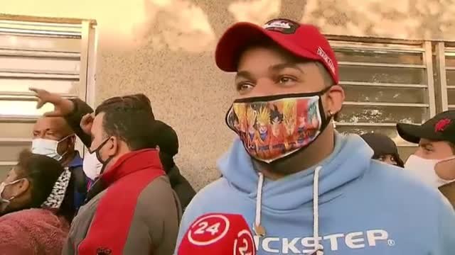 Cientos de cubanos hacen cola para regularizar su situación en Chile