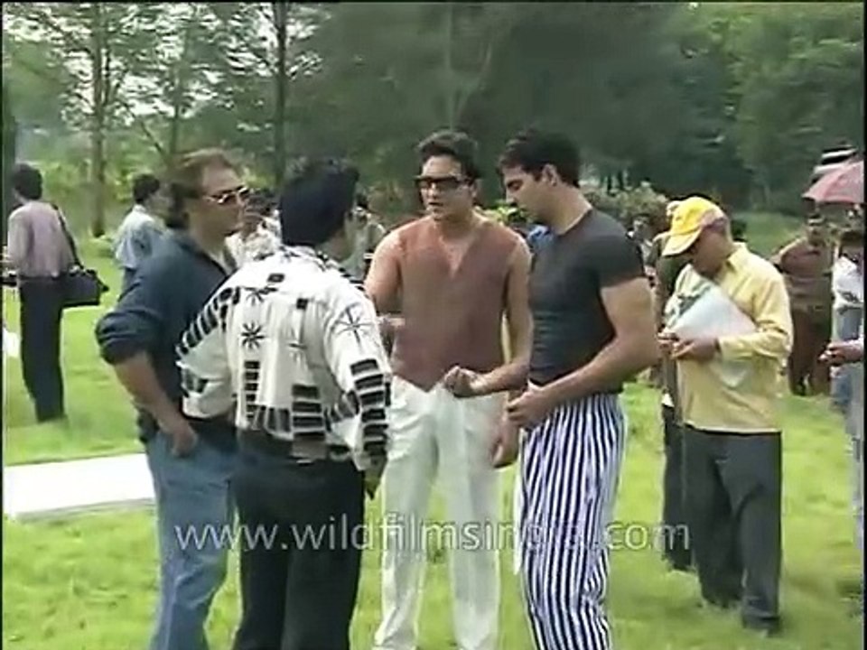 Madhuri Dixit, Akshay Kumar, Saif Ali Khan and Amrish Puri on the sets of 'Arzoo'