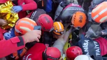 Milagroso rescate de una niña en Esmirna cuatro días despúes del terremoto