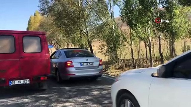 Bahşiş alabilmek için gelin arabasının önünü traktörle kestiler