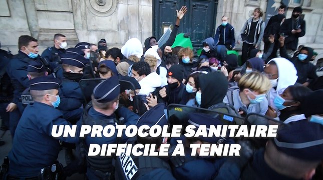 Inquiets face au Covid-19, des lycéens bloquent leur établissement scolaire