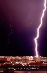 شاهد: صاعقة تضيء سماء القريات في مشهد فريد ومهيب