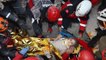 Salvan a una niña sepultada entre escombros en Turquía