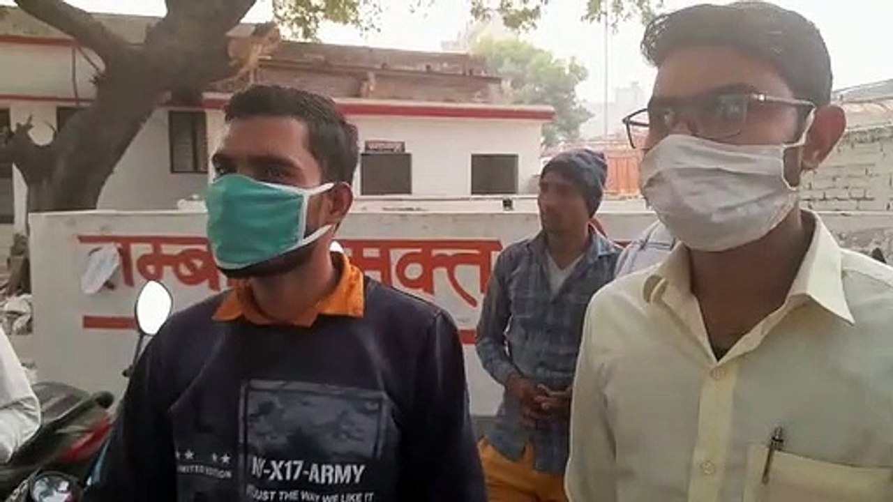 लक्ष्मण पुरा गांव में चेकिंग को गई विद्युत टीम...