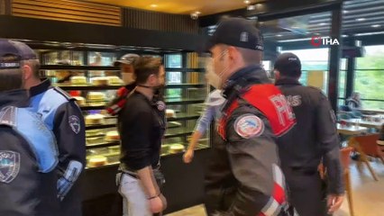 Korona Virüs Denetiminde Polisin Annesinin Kucağındaki Bebeğe İlgisi Gülümsetti