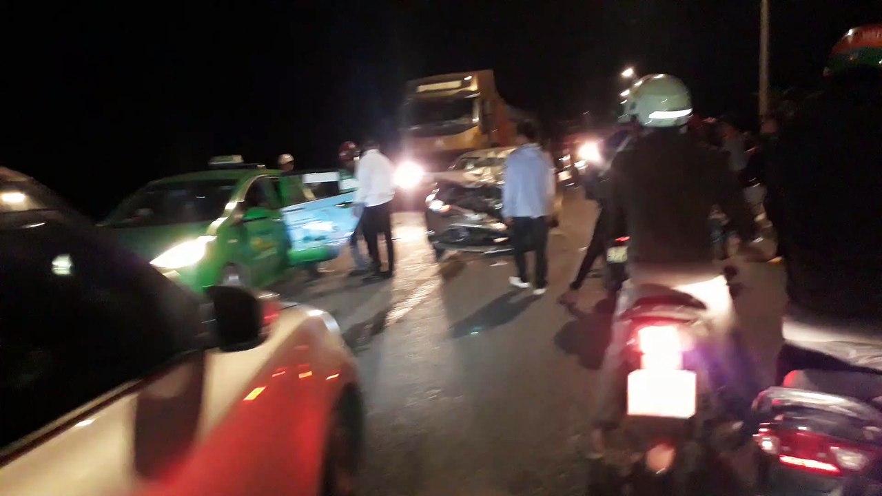 Xe máy đối đầu oto 2 người bị thương tại Đường 6 cây. Quốc Oai. Hà Nội