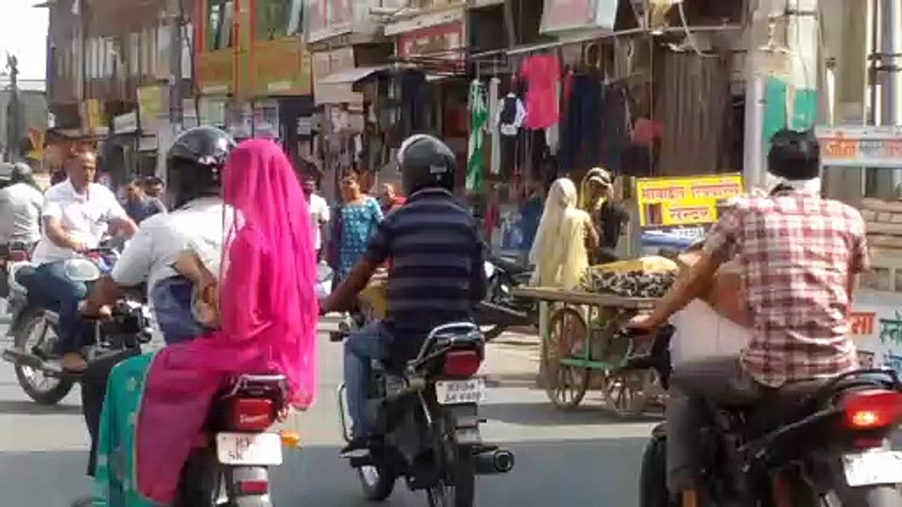 ब्लैक में खरीदकर पहना, अब मुफ्त में मिल रहा तो लापरवाही