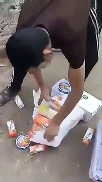 Ces égyptiens jettent des produits français à l'eau... Boycott