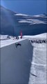 Quand la montagne réagit au trick d'un snowboardeur... Avalanche de joie