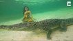 Elle pose au fond de la mer avec un crocodile énorme... séance photo risquée