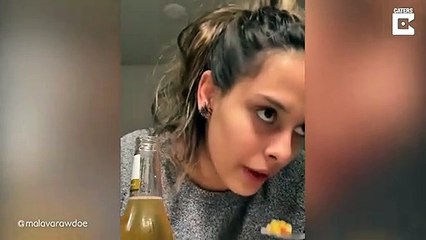 Elle s'aperçoit qu'elle a une araignée sur l'oreille...