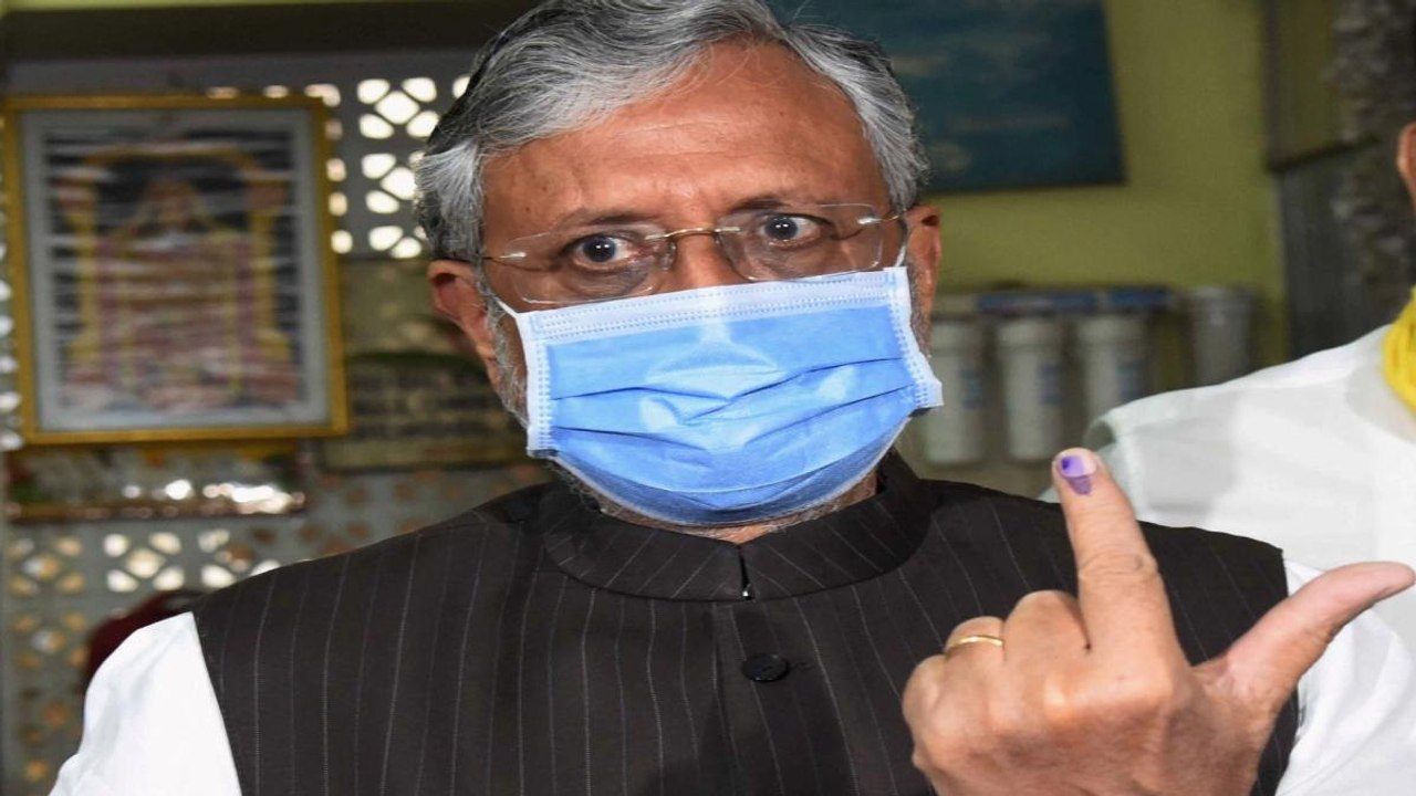 Sushil Modi breaks queue to cast vote, people get angry