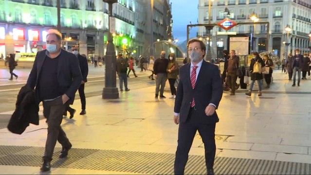 Políticos llegan a la exposición 'El terror a portada'