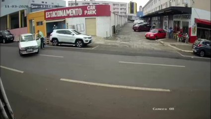 Funcionário de estacionamento  arranca ladrão de dentro de carro e evita furto no Centro