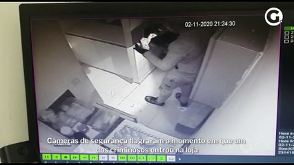 下载视频: Câmeras de segurança flagraram o momento em que um dos criminosos entrou na loja