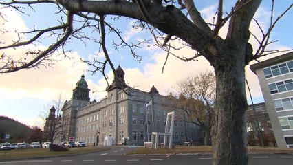 LES POLICIERS INTERVIENNENT DANS UNE FÊTE ÉTUDIANTE