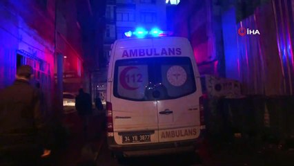 Beyoğlu'nda freni boşalan çöp kamyonu  bir evin kapısına çarptı