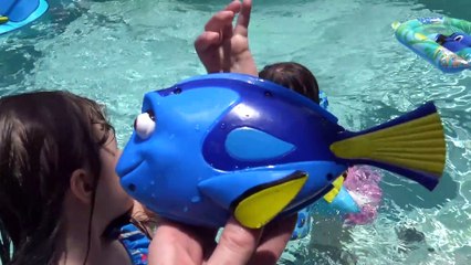 Sophia Isabella e Alice Brincando na Piscina Episódio  (10)