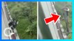 Video pria bergelantungan di tiang pinggir jembatan Kereta Api - TomoNews