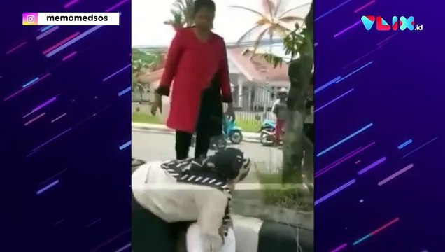 Panas di Facebook, Emak-emak Baku Pukul Tengah Jalan