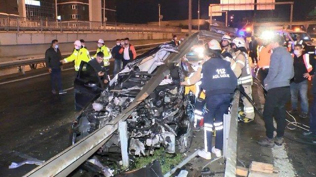 Sarıyer'de bariyerler otomobile ok gibi saplandı