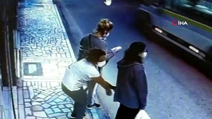 Durakta bekleyen kızın telefonunu böyle çaldılar