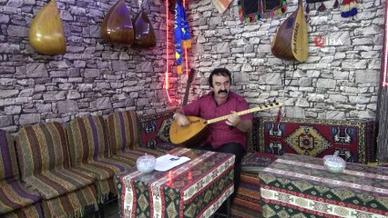 Sivaslı Aşıktan Macron’a sazlı sözlü tepki